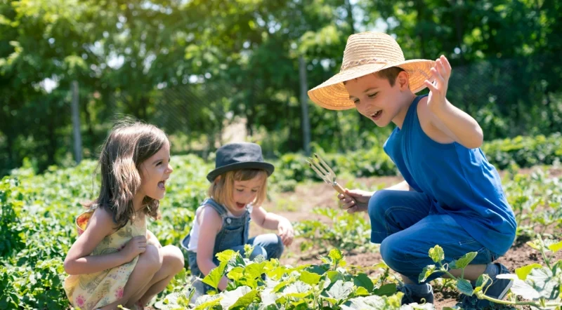 bambini che sperimentano l'ortoterapia per la prima volta